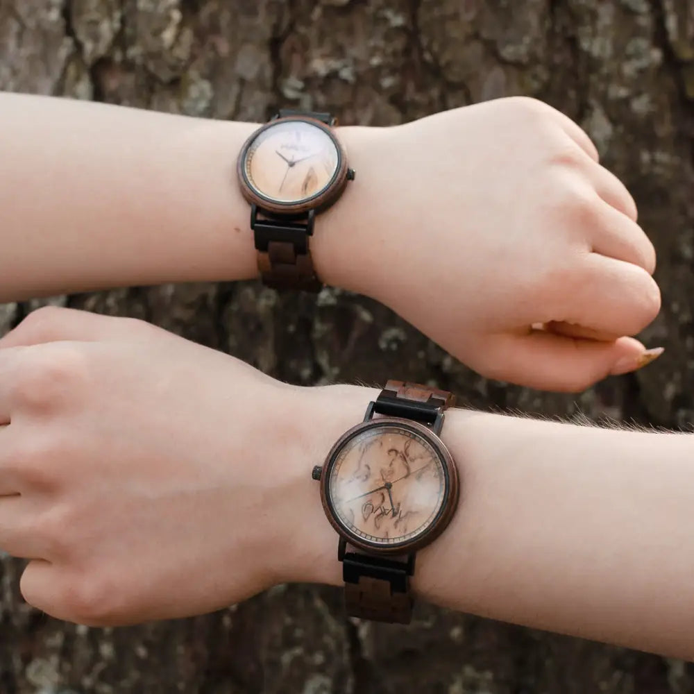 Elegantit aava 42mm puukellot luonnollisilla marmorikuvioiduilla kelloilla ja tummanruskeilla nahkarannekkeilla
