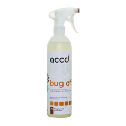 Clear muovinen suihkepullo valkoisella liipaisimella ja accd bug off -etiketillä tehokkaaseen hyönteisten poistoaineeseen 750ml