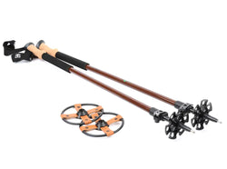 Ruskeat Altai Skis Pol 2 teleskooppisauvat hiilikuitua mustilla ergonomisilla kahvoilla ja oransseilla nahkarannekkeilla