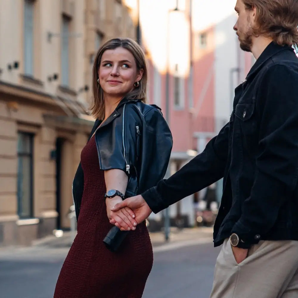 Nainen mustassa nahkatakissa ja viininpunaisessa mekossa aurora 42mm kello ennakkomyynti