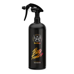 Musta spraypullo mustalla suihkepäällä, jossa badboys bug remover -etiketti kullan ja punaisen sävyissä mattaisella pinnalla