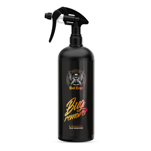 Musta spraypullo mustalla suihkepäällä, jossa badboys bug remover -etiketti kullan ja punaisen sävyissä mattaisella pinnalla