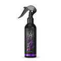 Black spray pullo, jossa metallinhohtoinen musta suutin ja purppurat yksityiskohdat badboys ez wiper 200ml tuotteessa