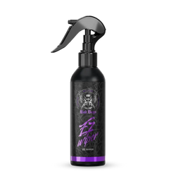 Black spray pullo, jossa metallinhohtoinen musta suutin ja purppurat yksityiskohdat badboys ez wiper 200ml tuotteessa