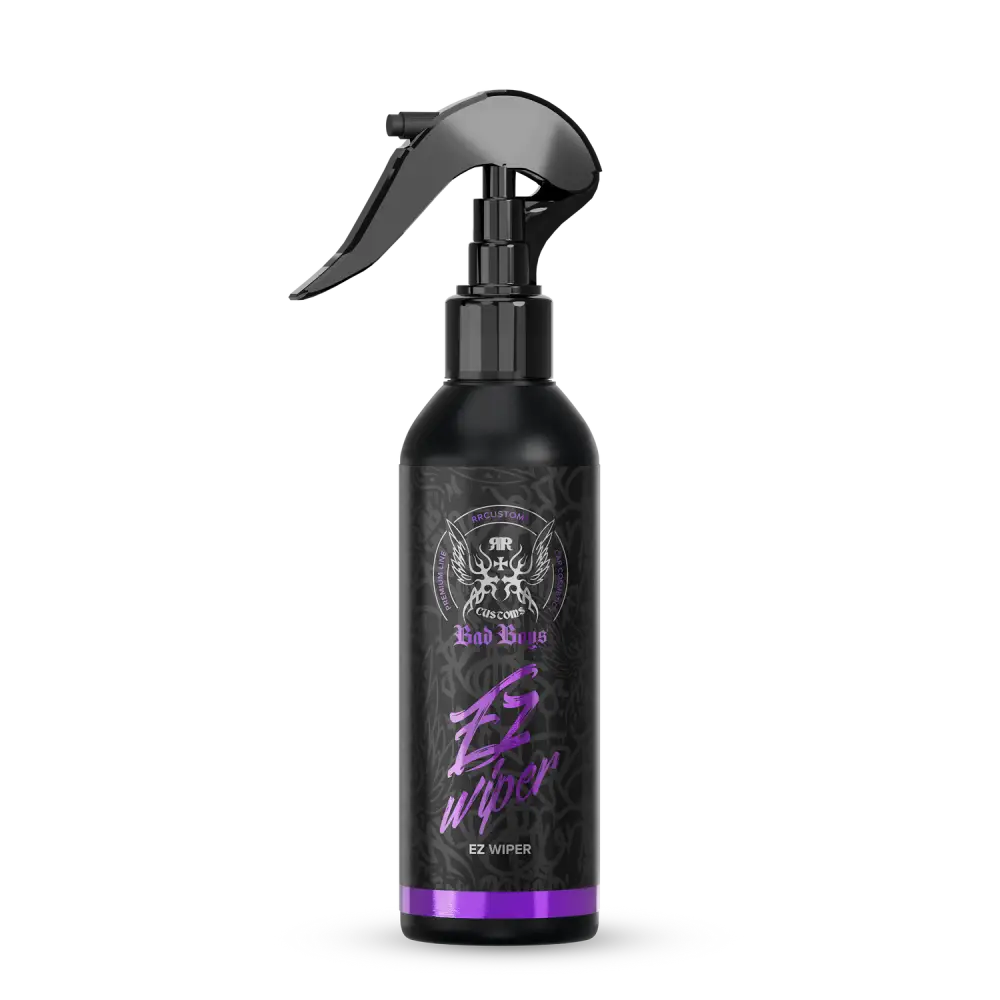 Black spray pullo, jossa metallinhohtoinen musta suutin ja purppurat yksityiskohdat badboys ez wiper 200ml tuotteessa