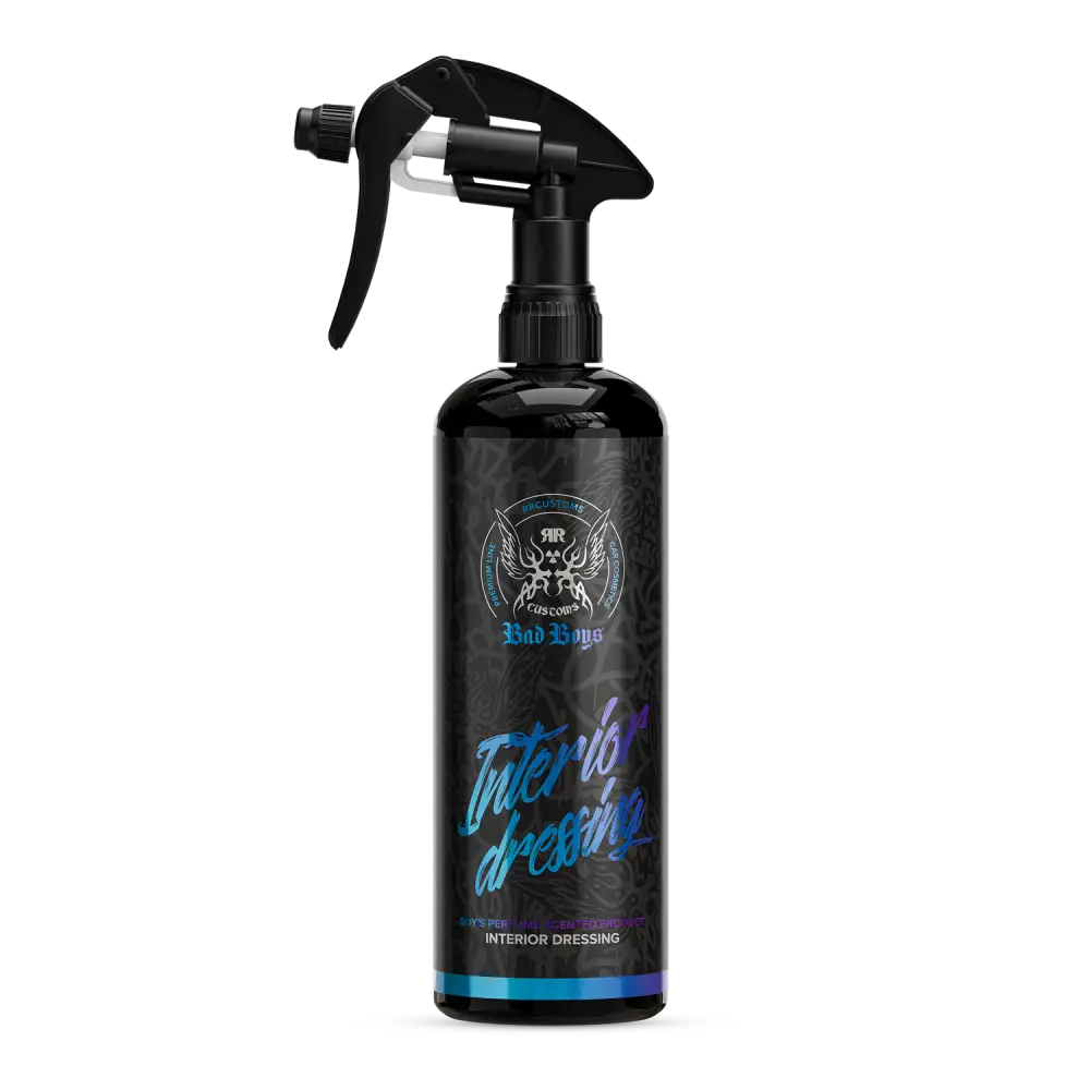 Musta suihkepullo mustalla liipaisimella ja kiiltävällä sinivioletilla interior dressing -etiketillä badboys 500 ml