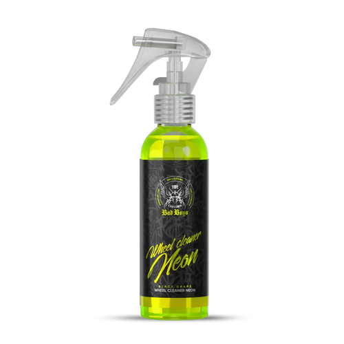 Läpinäkyvä suihkepullo, jossa on neonvihreä neste ja bad boys -logo, badboys wheel cleaner neon 150ml