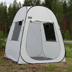 Valkoinen brava näyttelyteltta pop-up mustalla reunuksella ja verkkoluukuilla, etupuolelta näkyvissä