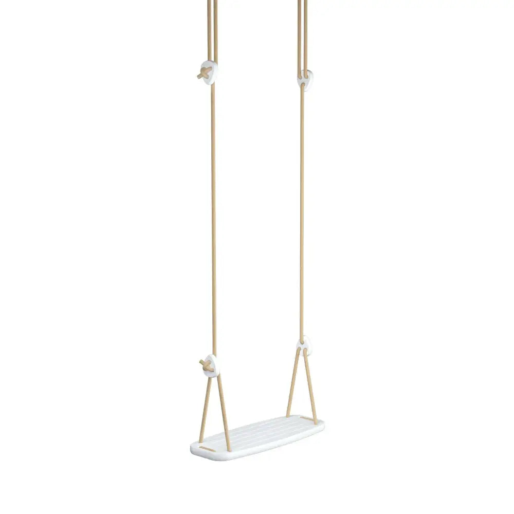 Valkoinen puinen keinu kevyillä beigen värisillä köysillä minimalistisella birch classic -mallilla