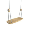 Minimalistinen puukeinu classic oak grey -mallissa, vaalea luonnonpuun istuin ja harmaa köysikiinnitys