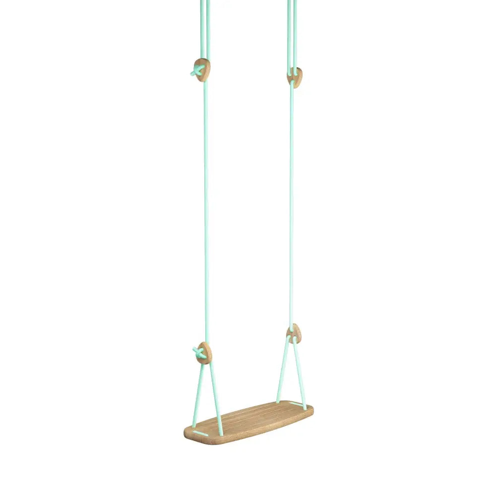 Minimalistinen puinen keinu vaalean mintunvärisillä köysillä ja luonnollisilla tammiväreillä classic oak mint -tuotteessa