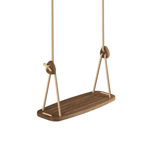 Minimalistinen puinen keinu luonnollisella ruskealla viimeistelyllä ja vaalealla naruvarustuksella Classic Walnut Beige -mallissa