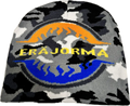 Eräjorma maastokuvioitu neulottu pipo harmaa musta valkoinen kyhätty liekkipainatus keltainen ja oranssi logo edessä