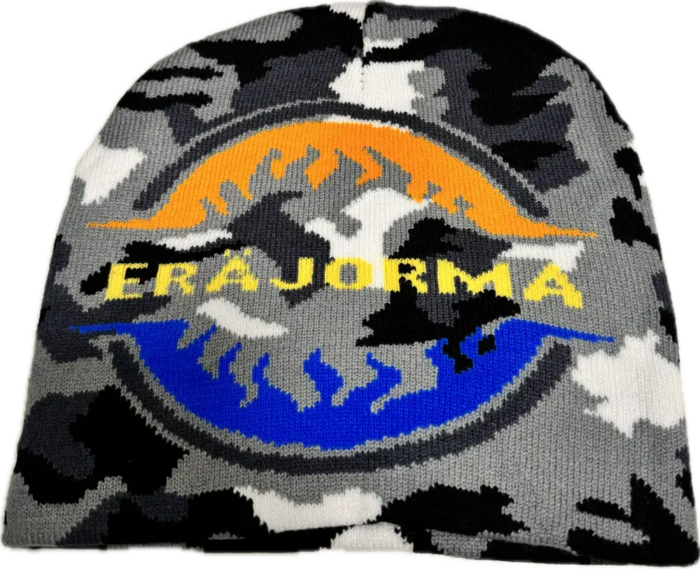 Eräjorma maastokuvioitu neulottu pipo harmaa musta valkoinen kyhätty liekkipainatus keltainen ja oranssi logo edessä