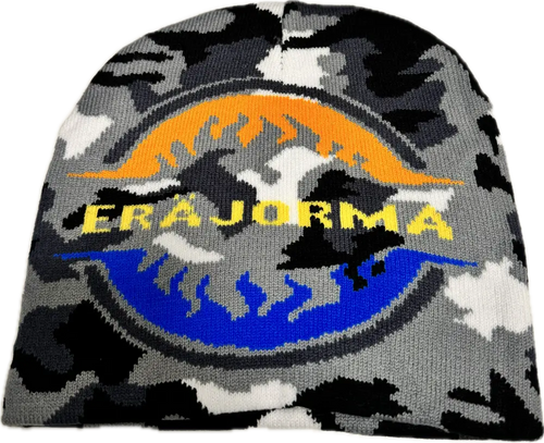 Eräjorma maastokuvioitu neulottu pipo harmaa musta valkoinen kyhätty liekkipainatus keltainen ja oranssi logo edessä