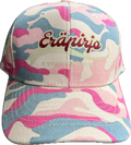 Eräpirjo camo baseball-lippis vaaleanpunaisella, sinisellä ja valkoisella maastokuvioinnilla ja maroonilla eräniirjo-kirjaimilla edessä