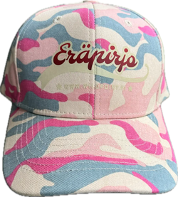 Eräpirjo camo baseball-lippis vaaleanpunaisella, sinisellä ja valkoisella maastokuvioinnilla ja maroonilla eräniirjo-kirjaimilla edessä