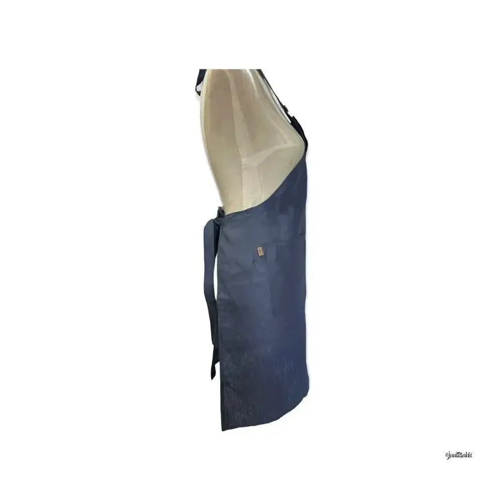 Dark blue denim esiliina pienellä kultaisella logopatchilla edessä
