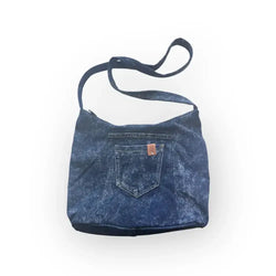 Denim sininen farkkukassi edessä taskulla ja ruskealla nahkaisella läppällä kierrätettyä farkkua