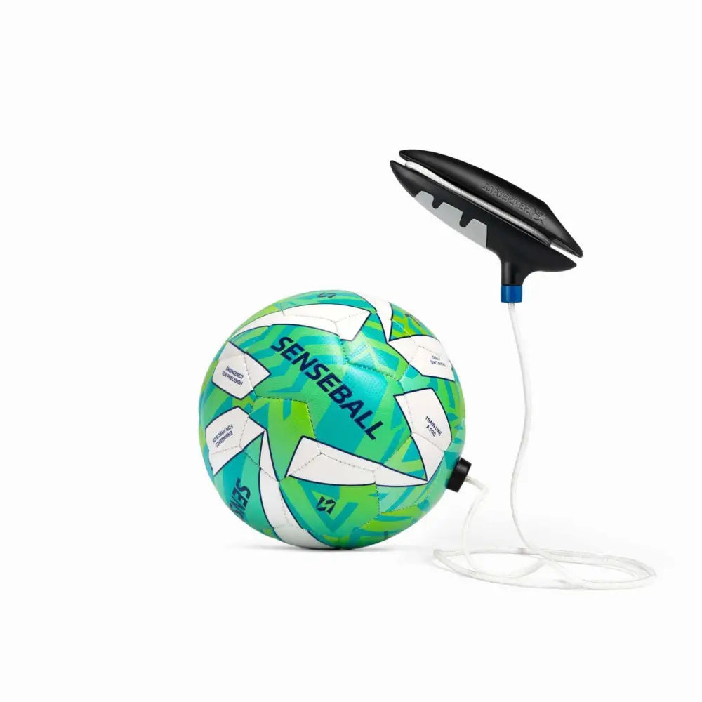 Vihreä ja valkoinen football kick trainer pro-level koko 2 jalkapallo mustalla harjoituslaitteella kiinnitettynä