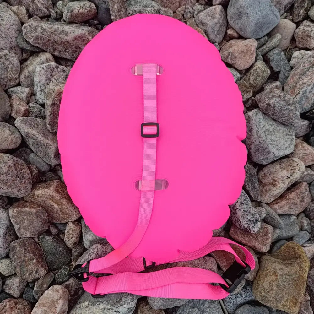 Kirkkaanpunainen grab bag donut buoy -pelastusvene säädettävillä hihnoilla ja mustilla soljilla