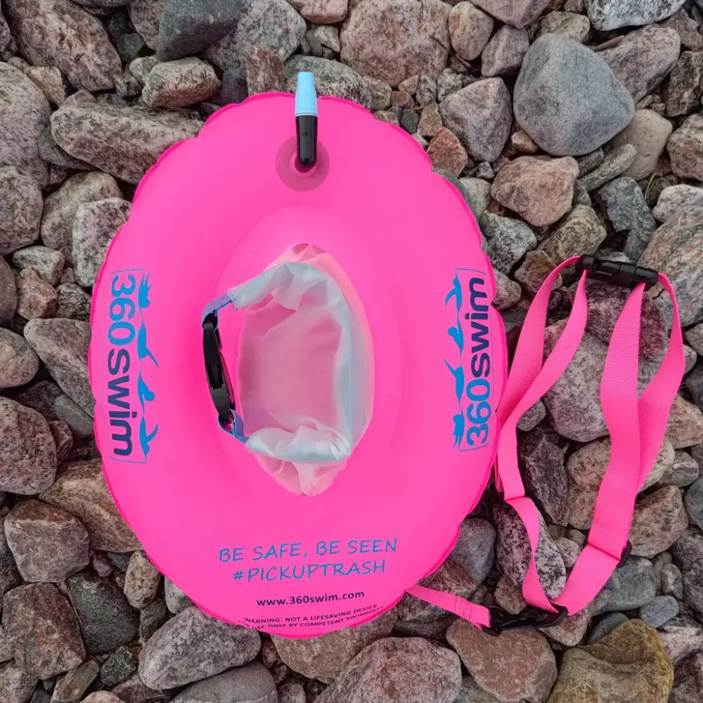 Kirkkaanpinkki 360swim grab bag donut buoy -uiluvene kirkkaalla muovilisätaskulla ja kiinnityshihnoilla