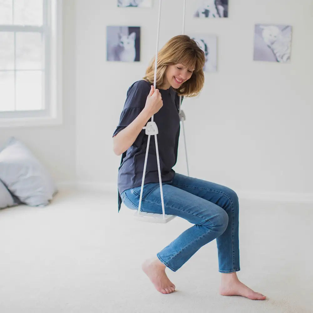Valkoinen muovinen keinu grand birch mint mallissa, moderni muotoilu ja tukevat köydet