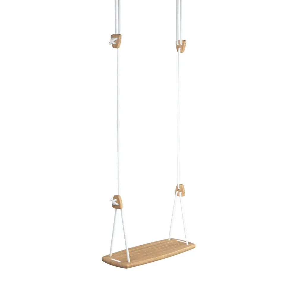 Minimalistinen grand oak swing valkoisilla köysillä ja luonnollisella puuvärillä valmistettu istuin