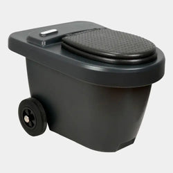 Musta muovinen Green Toilet 100 Easy kompostikäymälä teksturoitu istuin ja yksi pyörä kannen takaosa näkyvissä
