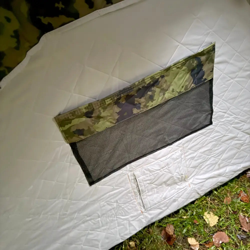 Haghus bushman 2xl metsästysteltta valkoisella tikatulla kankaalla ja mustareunaisella maastokuvioisella verkkoilmastointiraolla
