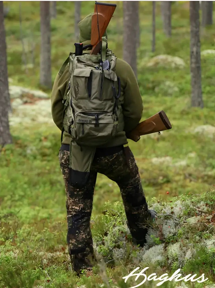 Oliivinvihreä haghus korpimäki 35 päivärinkka asepussilla monilla taskuilla ja tukevalla rakenteella metsästysvarusteissa