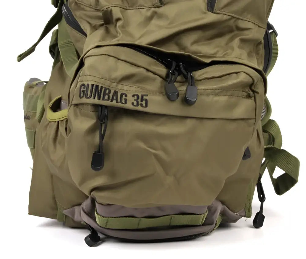 Olive green taktinen reppu haghus korpimäki 35 päivärinkka asepussilla mustilla vetoketjuilla ja gunbag 35 merkinnällä
