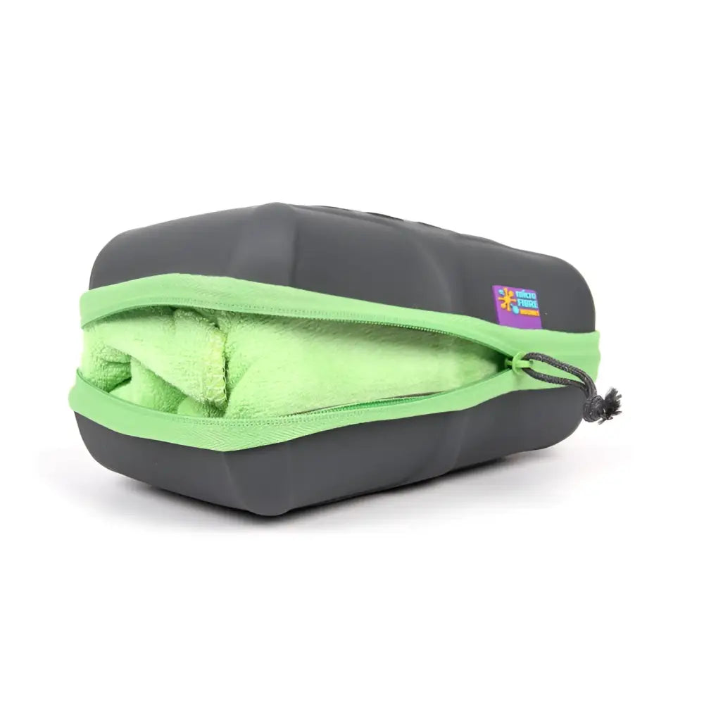 Tumma harmaa silikoninen haghus retkipyyhe m 50x100cm kirkkaan vihreällä vetoketjulla ja microfiber merkillä