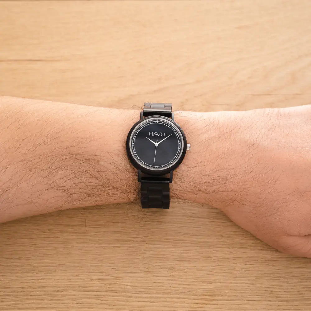 Musta puinen havu virta 42mm rannekello minimalistisella ja modernilla muotoilulla
