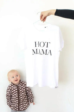 Valkoinen puuvillainen hot mama t-paita mustalla paksulla serif-fontilla painetulla tekstillä