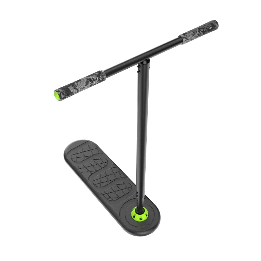 Indo fusion trick scooter mustilla ja neonvihreillä teksturoiduilla kahvoilla ja kuvioidulla laudalla