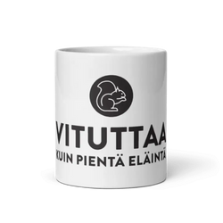 Valkoinen keraaminen kahvikuppi mustalla pyöreällä logolla ja tekstillä vituttaa kuin pientä eläintä