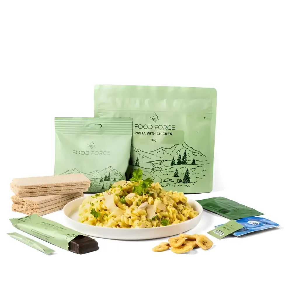 Kana-pasta retkiateria food force pääruoka vaaleanvihreä pastaruoka kana rasiassa kekseillä ja kuivatuilla banaanisiivuilla