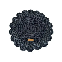 Kattausliina crochet musta virkattu asetinlauta, jossa on aaltoileva reuna ja säteittäinen ympyräkuvio