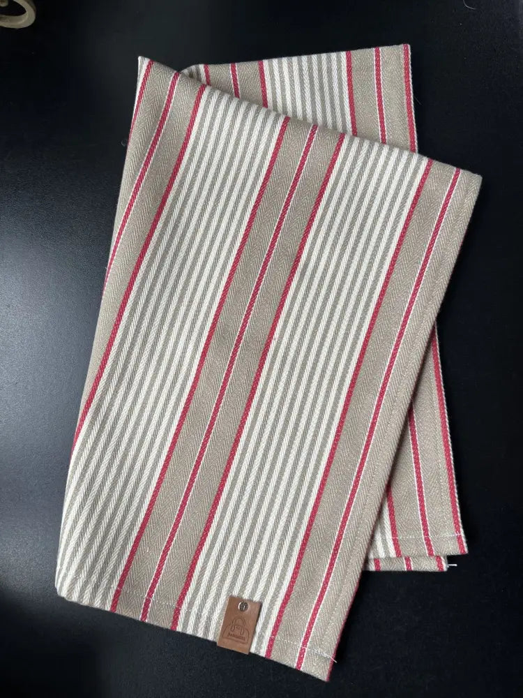 Beige ja punaraidallinen puuvillainen keittiöpyyhe pienellä nahkatarralla keittiöpyyhe punaraita tuotteessa