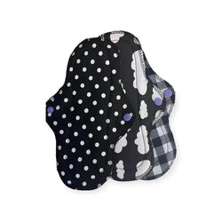 Kestositeet kaksi uudelleenkäytettävää kangassidettä polkadot-kuvioin ja pilvikuva mustavalkoisella gingham-taustalla