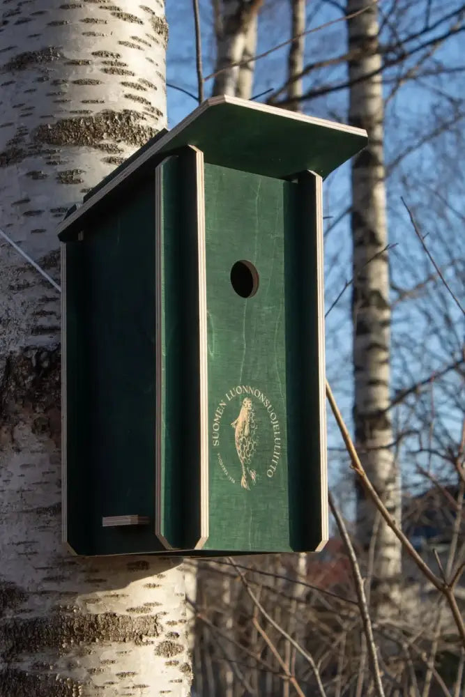 Tumma vihreä puinen koottava linnunpönttö 32 mm pyöreällä sisäänkäyntireiällä ja kalakuvioidulla logolla
