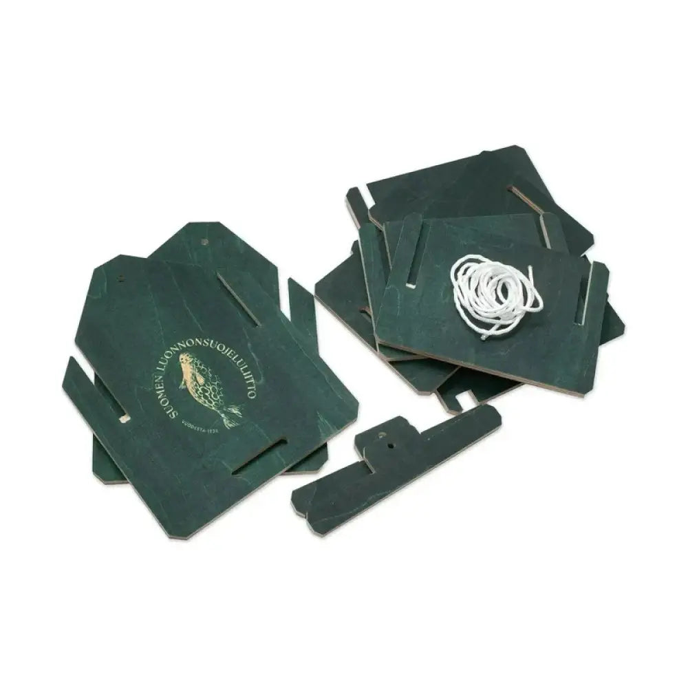 Tumma vihreä, suorakaiteen muotoinen puisesta kalakuvioinen leikkuu kohopainetulla kultaisella logolla koottava lintulauta pihan linnuille
