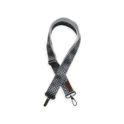 Laukun olkahihna valkoinen houndstooth-kuvioitu mustavalkoinen olkahihna hopeisella reunuksella ja nahkatagilla