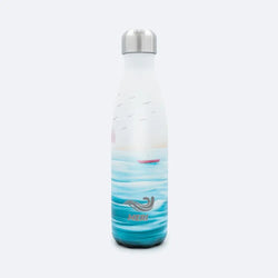 A sleek white stainless steel meri archipelago 500 ml water bottle with a vibrant ocean scene and pink boat