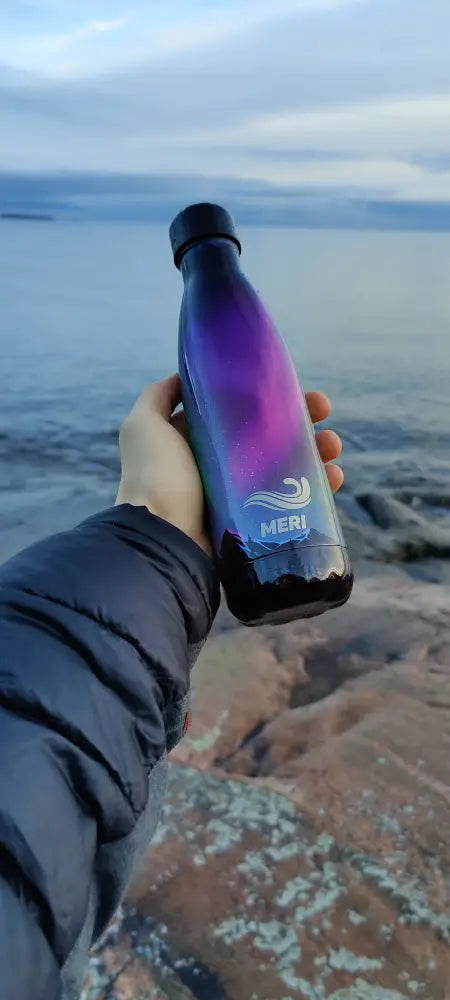 Meribottles aurora borealis 500 ml - juomapullo aurora borealis vesipullo retkeilyvarusteet verkkokaupasta 29,99 €