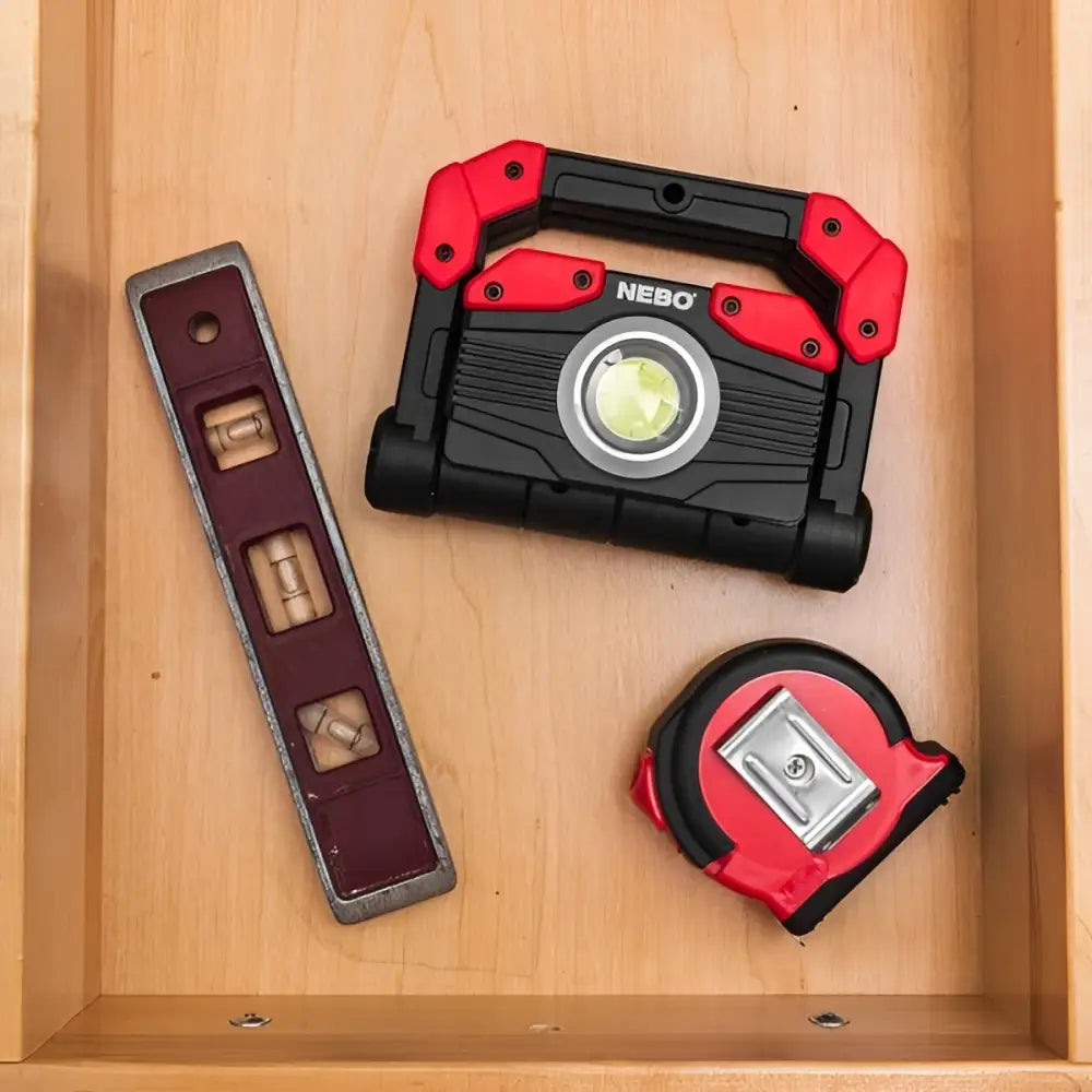 Punainen ja musta nebo omni 2k worklight kädessä pidettävä työvalo pyöreällä led-polttimolla