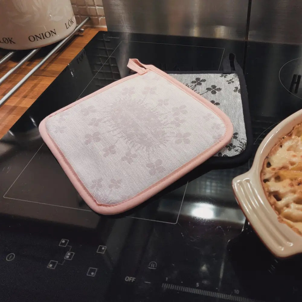 Pinkki kukkakuvioitu uunikinnas pehmeällä kankaalla ja siistillä ompelulla patalappu tuhero puskapalovaara jokipiin pellava