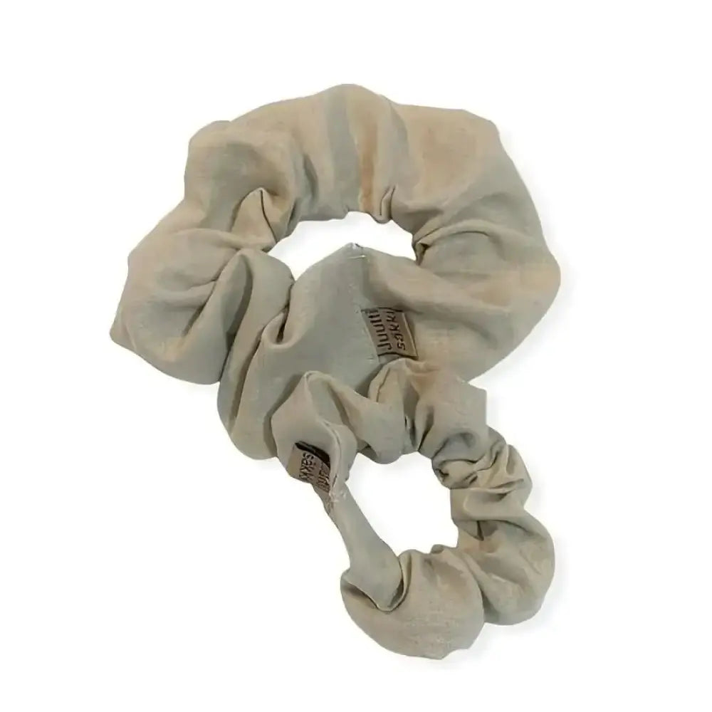 Beige pellava scrunchie pehmeällä kerätyllä tekstuurilla ja hillityillä brändilapuilla