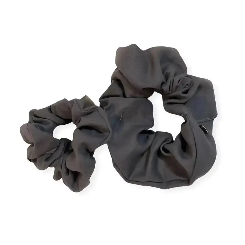 Musta pellava scrunchie kiiltävällä satiinipinnalla ja rypytetyllä tekstuurilla pellava scrunchiet -tuotteessa